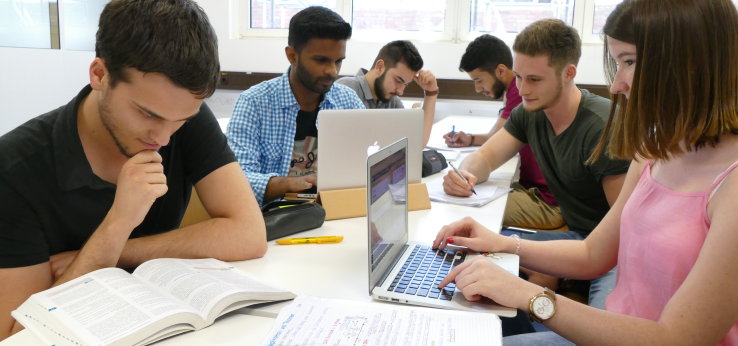 Studierende beim Lernen (Bild: Viola Gräfenstein/TH Köln)