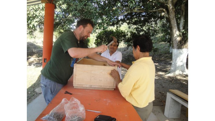 Masterabsolvent Clemens Brauer baut einen Solartrockner in Mexiko