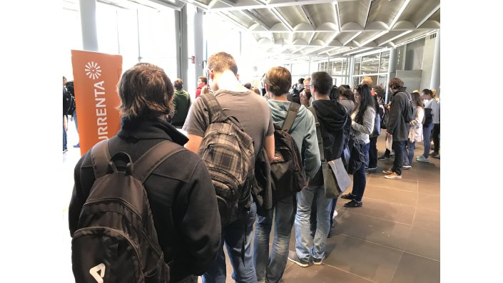 Erstsemesterstudierende der Studiengänge Pharmazeutische und Technische Chemie erhalten ihre CHEMPARK-Ausweise