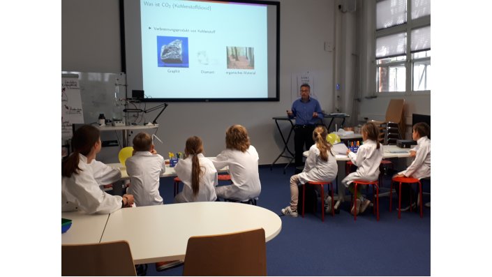 Prof. Dr. Richard Hirsch erklärt SchülerInnen von der KölnerKinderUni, wie Kohlenstoffdioxid entsteht