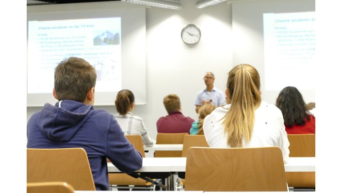 SchülerInnen des MINT-Sommerferiencamps in einer Vorlesung über Chemie im Hörsaal der Fakultät für Angewandte Naturwissenschaften