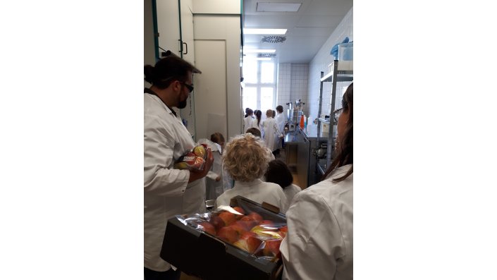 Dr. Andreas Schüren stellt mit SchülerInnen der KinderUni Apfelsaft her