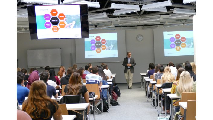 Prof. Dr. Matthias Hochgürtel bei der Begrüßung der Erstsemesterstudierenden