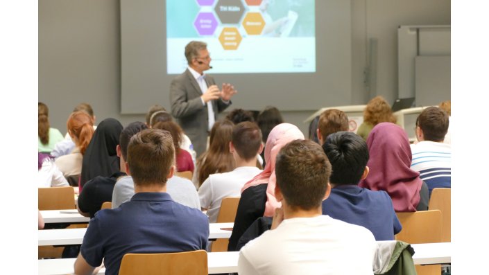 Prof. Dr. Matthias Hochgürtel erläutert die Kernwerte der TH Köln