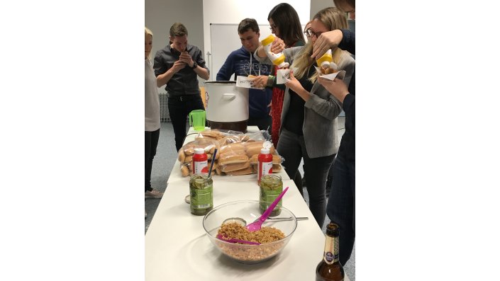 Treffen der Alumni bei Getränken und Würstchen