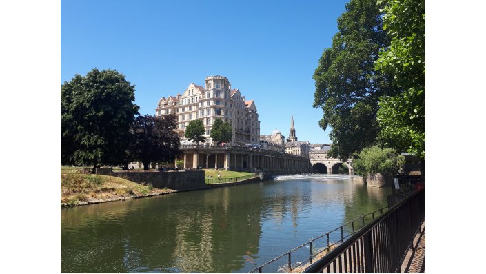 Stadtzentrum Baths mit Blick auf die Pultney Bridge vom Fluss Avon aus