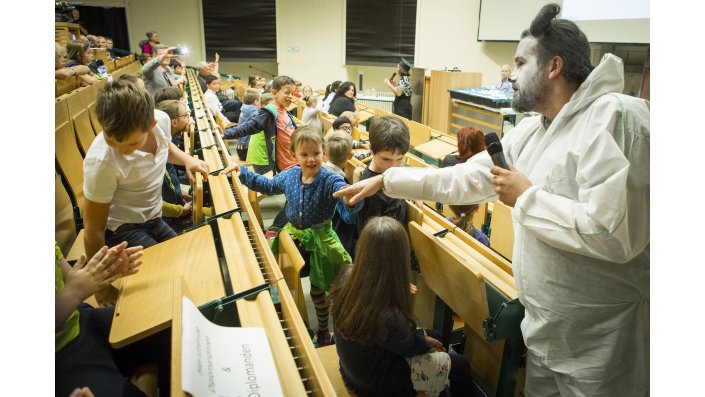 Eisbär Andreas zeigt den Kindern im Hörsaal seine trockene Hand