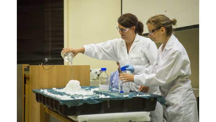 Katharina Toepler, M.Sc. und Inken Roth lassen chemisch einen Eisberg wachsen