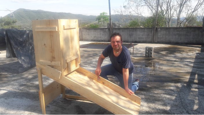der Masterabsolvent Clemens Brauer baut einen Solartrockner in Mexiko