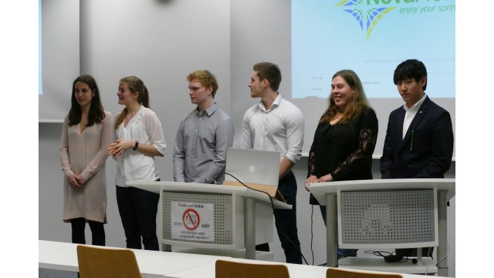 Studierende der Pharmazeutischen Chemie, 5. Semester, stellen ihr Marketingkonzept vor