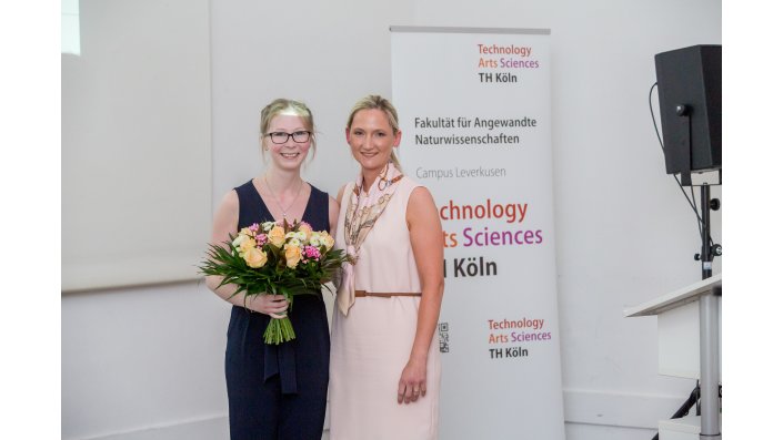 Erika Penner, beste Absolventin des Bachelorstudienganges Pharmazeutische Chemie, erhielt eine Auszeichnung