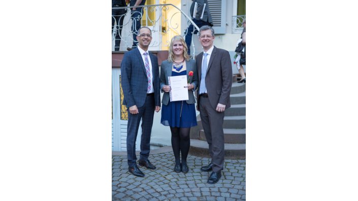 Auszeichnung der Bachelor-of-Science-Absolventin, Verena Sukowski mit Prof. Dr. Dirk Burdinski (li.) und Prof. Dr. Matthias Hochgürtel (re.) 