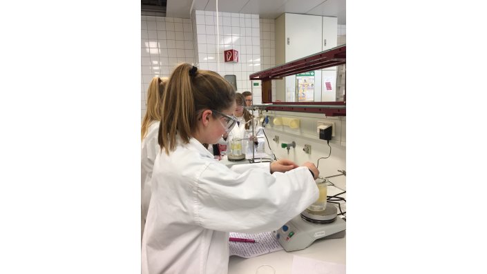 Schülerinnen stellen Seife im Chemielabor her