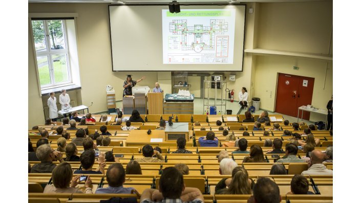 v. li. n. r. Inken Roth, Eva Rausch, M.Sc., Prof. Dr. Birgit Glüsen, Emily Kobs, Dipl.-Kff., Katharina Toepler, M.Sc. auf der Bühne des Schmalenbach-Hörsaals am Campus Südstadt 