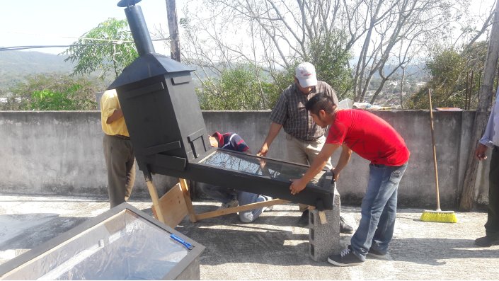 Masterabsolvent Clemens Brauer baut einen Solartrockner für Vanilleschoten zusammen mit mexikanischen Bauern