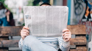 Mann, Zeitung, lesen (Bild: Roman Kraft / Unsplash)