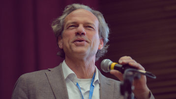 Lars Ribbe moderating Panel Discussion at the 2023 WSCC (Image: WSCC)