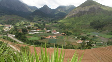 Landschaft in den Tropen, Berge, Landwirtschaft (Bild: Dr. Claudia Raedig)