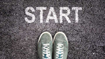 Sneaker shoes and the word START written on asphalt ground (Bild: Start_AdobeStock_Delphotostock_255575819) Sneaker shoes and the word START written on asphalt ground (Bild: Start_AdobeStock_Delphotostock_255575819)