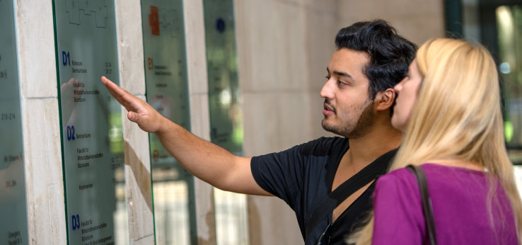 Studieninteressierte (Bild: Costa Belibasakis/TH Köln)