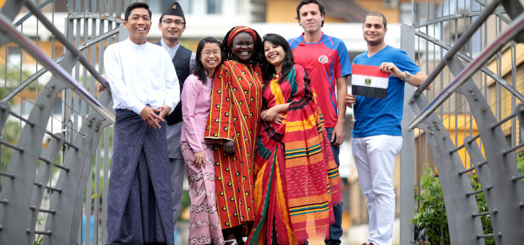 Gruppe internationaler Studierender vor dem Hochschulgebäude (Image: ITT/Fakultät12/TH-Köln(Thilo Schmülgen))