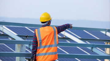 Engineer and Solar Power Station, Engineer is supervising the construction of a solar power station. (Bild: CStock_387698486_AdobeStock)