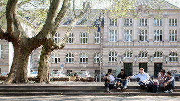 Studierende vor dem Gebäude Claudiusstraße (Bild: Thilo Schmülgen/FH Köln)