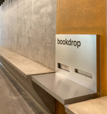 Im Gebäude der Fakultät: Der Bookdrop der Campusbibliothek Leverkusen (Bild: TH Köln/ Alina Beier)