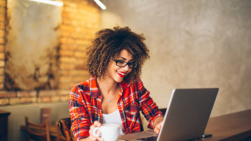 Studierende arbeitet am Laptop (Bild: iStock-541288714)