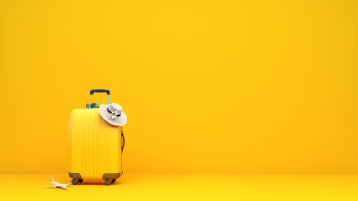 Reisekoffer mit Sonnenhut, Brille und kleinem Flugzeug (Bild: AdobeStock / hd3dsh) Reisekoffer mit Sonnenhut, Brille und kleinem Flugzeug (Bild: AdobeStock / hd3dsh)