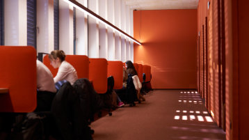 Studierende lernen im Lesesaal der Bibliothek (Bild: TH Köln/ Monika Probst)
