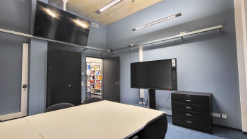Das Bild zeigt mobile Stühle, Tische und Smartboard im Gruppenraum 706 (Bild: TH Köln/ Jana Rettke)