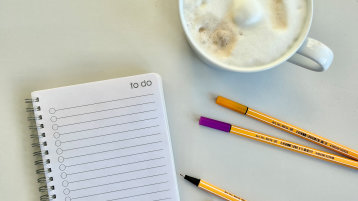 Unbeschriebener Notizblock und Stifte liegen auf einem Tisch, eine Tasse Kaffee steht daneben (Bild: TH Köln/ Alina Beier) Unbeschriebener Notizblock und Stifte liegen auf einem Tisch, eine Tasse Kaffee steht daneben (Bild: TH Köln/ Alina Beier)