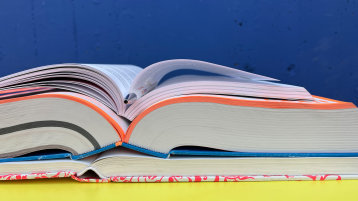 Aufgeschlagene Bücher liegen auf einem Tisch (Bild: TH Köln/ Alina Beier) Aufgeschlagene Bücher liegen auf einem Tisch (Bild: TH Köln/ Alina Beier)
