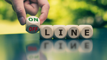 Hand turns a cube and changes the word "offline" to "online" (Bild: Fokussiert – stock.adobe.com)