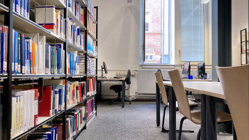 Lernplätze mit und ohne PC in der Lehrbuchsammlung (Bild: TH Köln/ Alina Beier)
