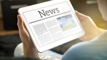 Zeitung auf einem Tablet lesen (Bild: istock-873384676)