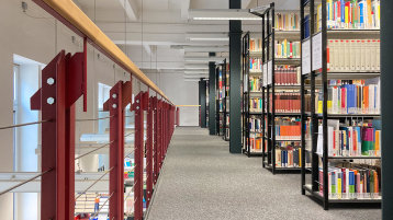 Blick entlang der Bücherregale der Galerie (Bild: TH Köln/ Alina Beier)