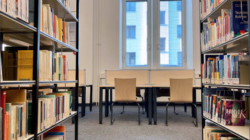 Lichtdurchfluteter Lesesaalbereich mit Bücherregalen und Lernplätzen  (Bild: TH Köln/ Alina Beier)