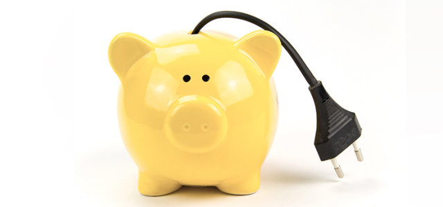 Gelbes Sparschwein aus dessen Bauch ein Stromstecker ragt (Bild:AdobeStock/31953527)