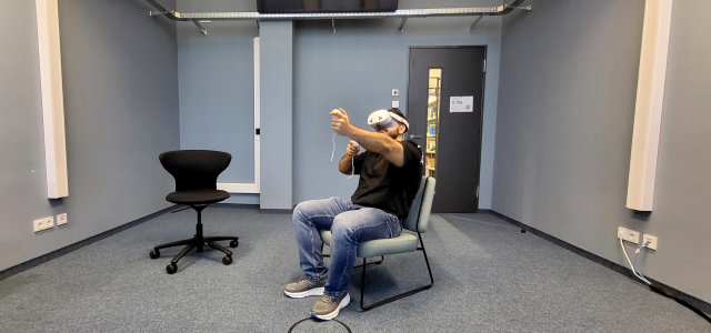 VR Brille im VR Raum  (Bild:TH Köln/ Jana Rettke)