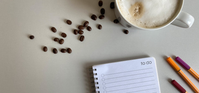 Eine Tasse Kaffee mit Notizblock und Stiften (Bild:TH Köln/ Alina Beier)