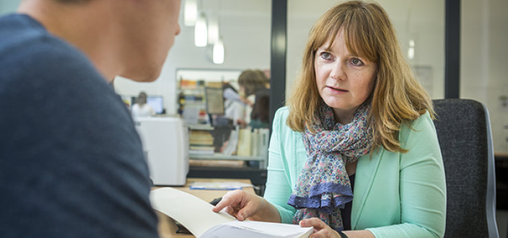 Mitarbeiterin berät Studierende (Bild: TH Köln/ Heike Fischer)