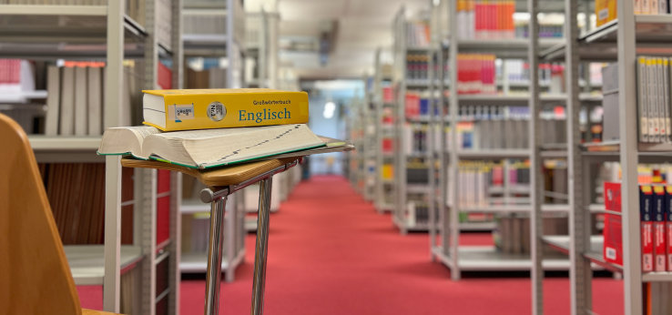 Blick in Lesesaal mit englischem Buch im Fokus (Image: TH Köln/ Alina Beier)