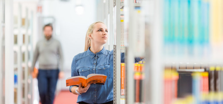 Studierende in der Lehrbuchsammlung (Bild: TH Köln/ Thilo Schmülgen)