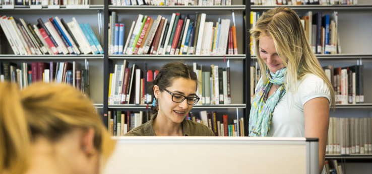 Studierende beim Lernen im Lesesaal (Bild: TH Köln/ Heike Fischer)