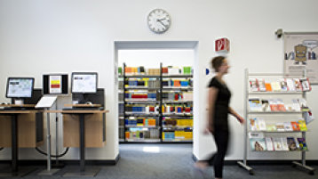 Durchgang zur Lehrbuchsammlung/Campusbibliothek Südstadt (Bild: Heike Fischer / FH Köln)