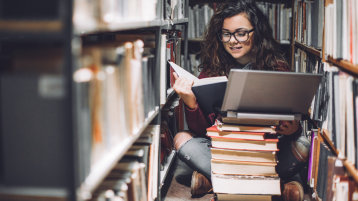 Studentin mit Notebook und Büchern (Bild: iStock / eclipse_images)