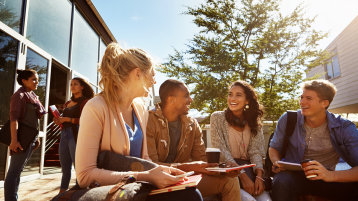 Studierende auf dem Campus (Bild: iStock/gradyreese)