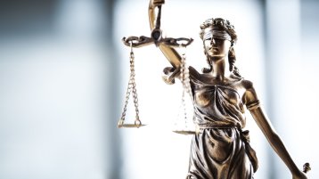 Abbildung einer Justitia-Figur (Bild: iStock / seb_ra) Abbildung einer Justitia-Figur (Bild: iStock / seb_ra)